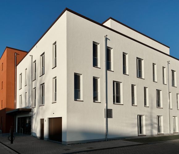 Freytag & v.d. Linde Projekt Neubau Bürogebäude Laborgebäude außen Ecke weiss rot Lübeck