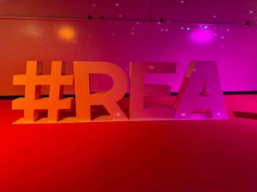 Freytag & v.d. Linde News Real Estate Arena 2026 Schriftzug beleuchtet Hannover