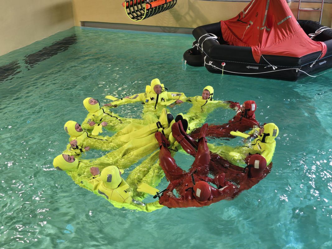 Freytag & v.d. Linde News Teamevent Sea Survival Kreis innen Elsfleth