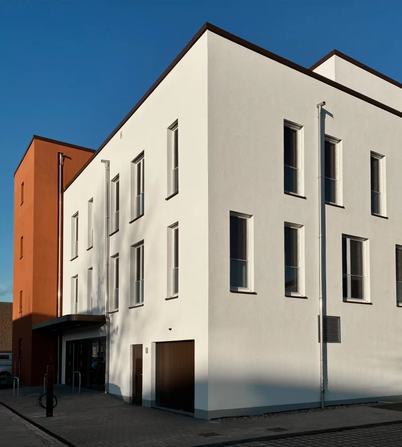 Freytag & v.d. Linde Projekt Neubau Bürogebäude Laborgebäude außen Ecke weiss rot Lübeck